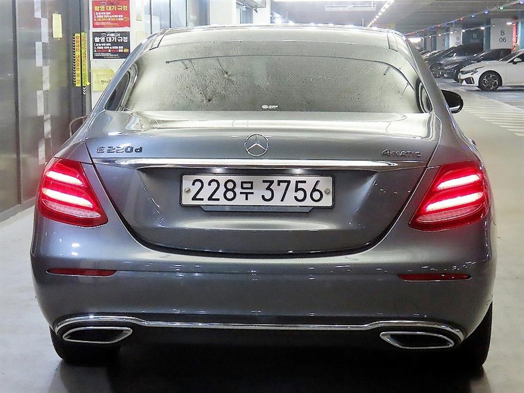 Mercedes Benz E class - Vista 5