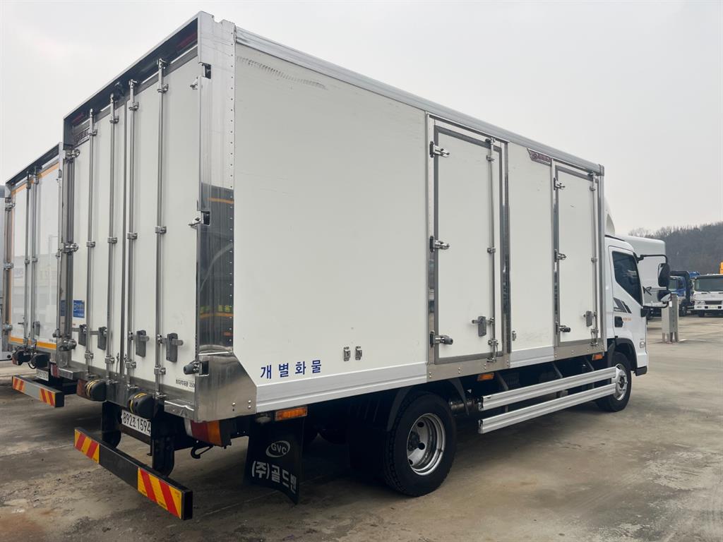 medium and large cargo truck - Vista 9