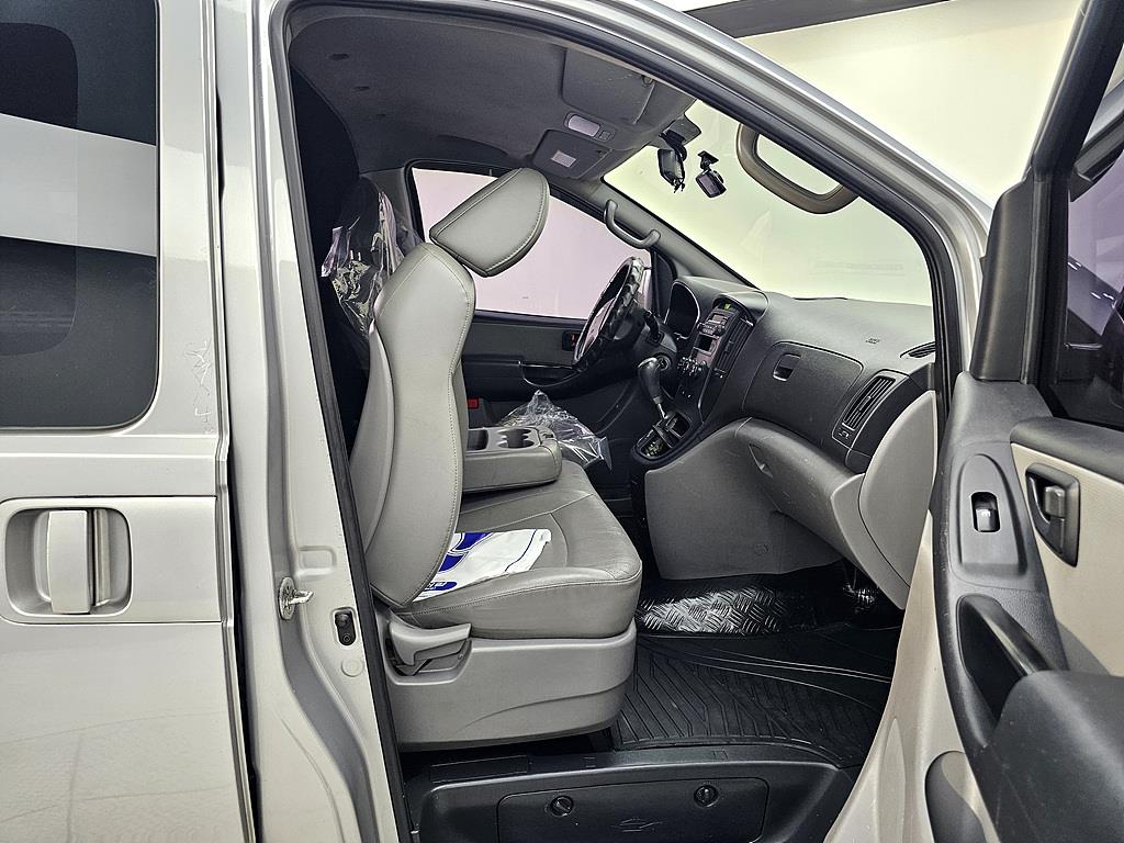 HYUNDAI Starex - Vista 5