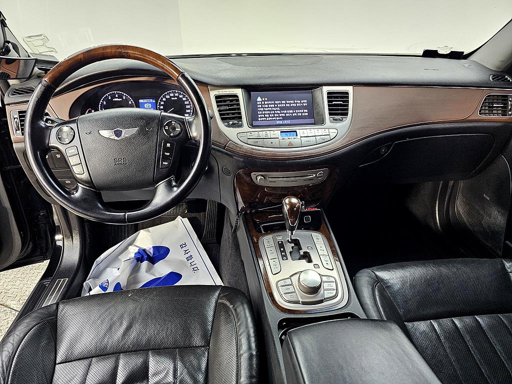 HYUNDAI Genesis - Vista 5