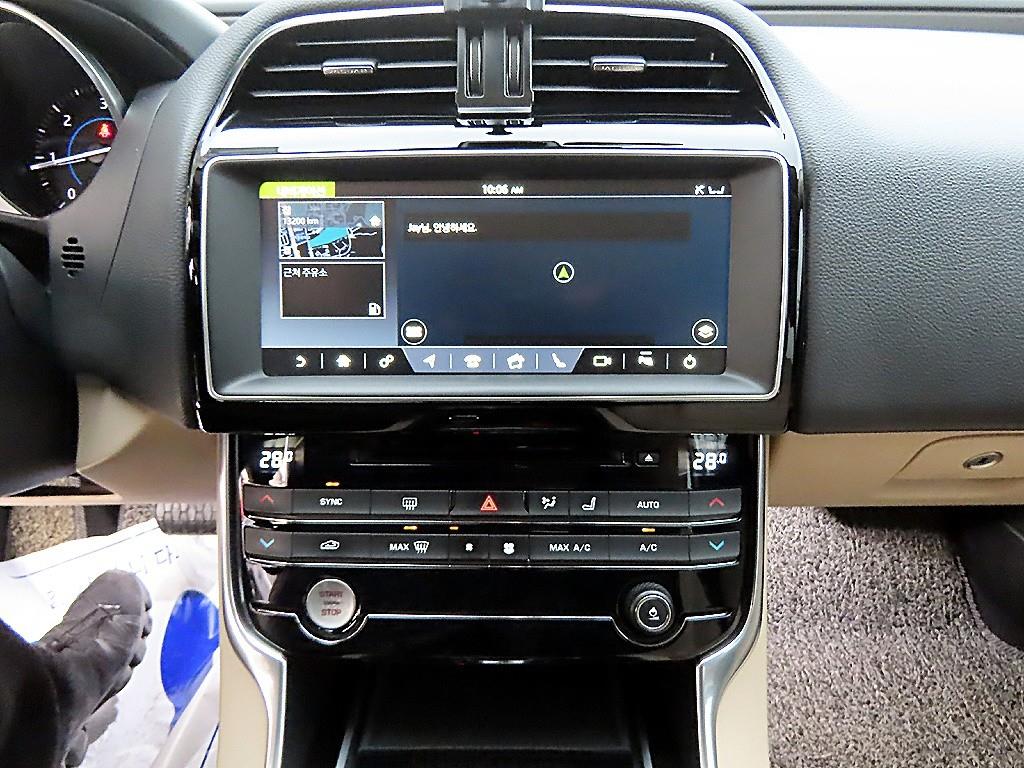 Jaguar XE - Vista 12