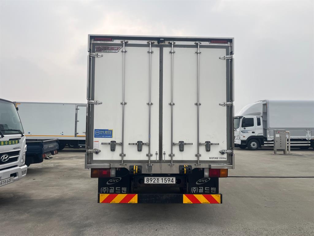 medium and large cargo truck - Vista 7