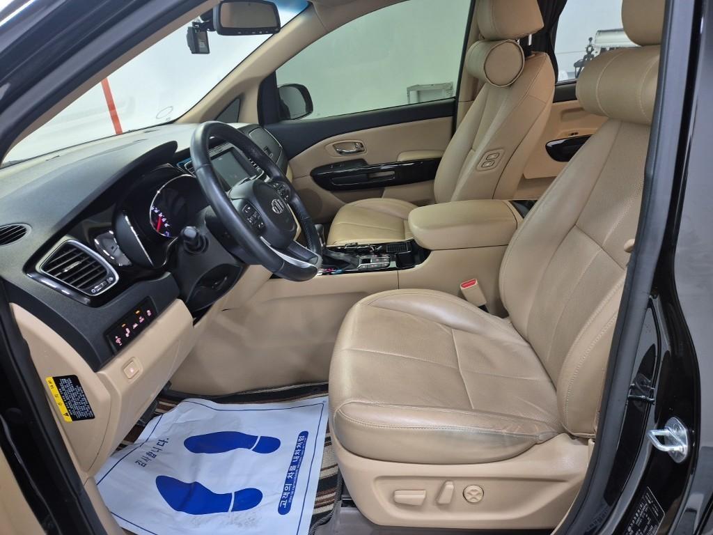 KIA Carnival - Vista 11