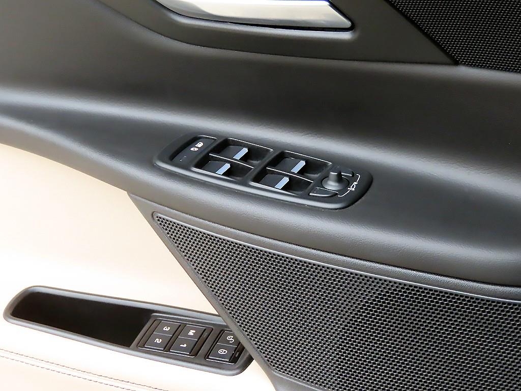 Jaguar XE - Vista 11