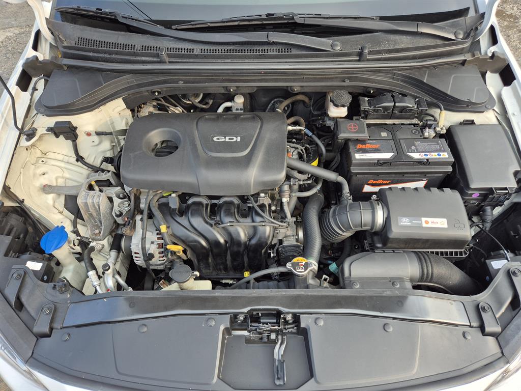 HYUNDAI Avante - Vista 5