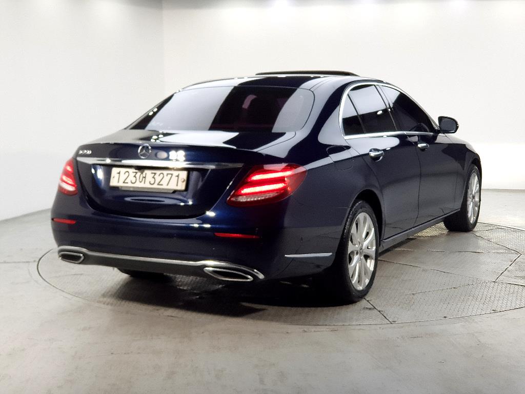 Mercedes Benz E class - Vista 4