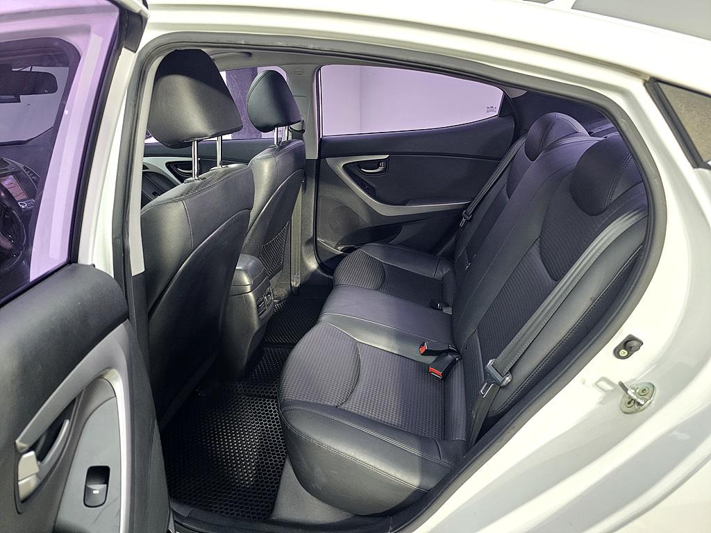 HYUNDAI Avante - Vista 9