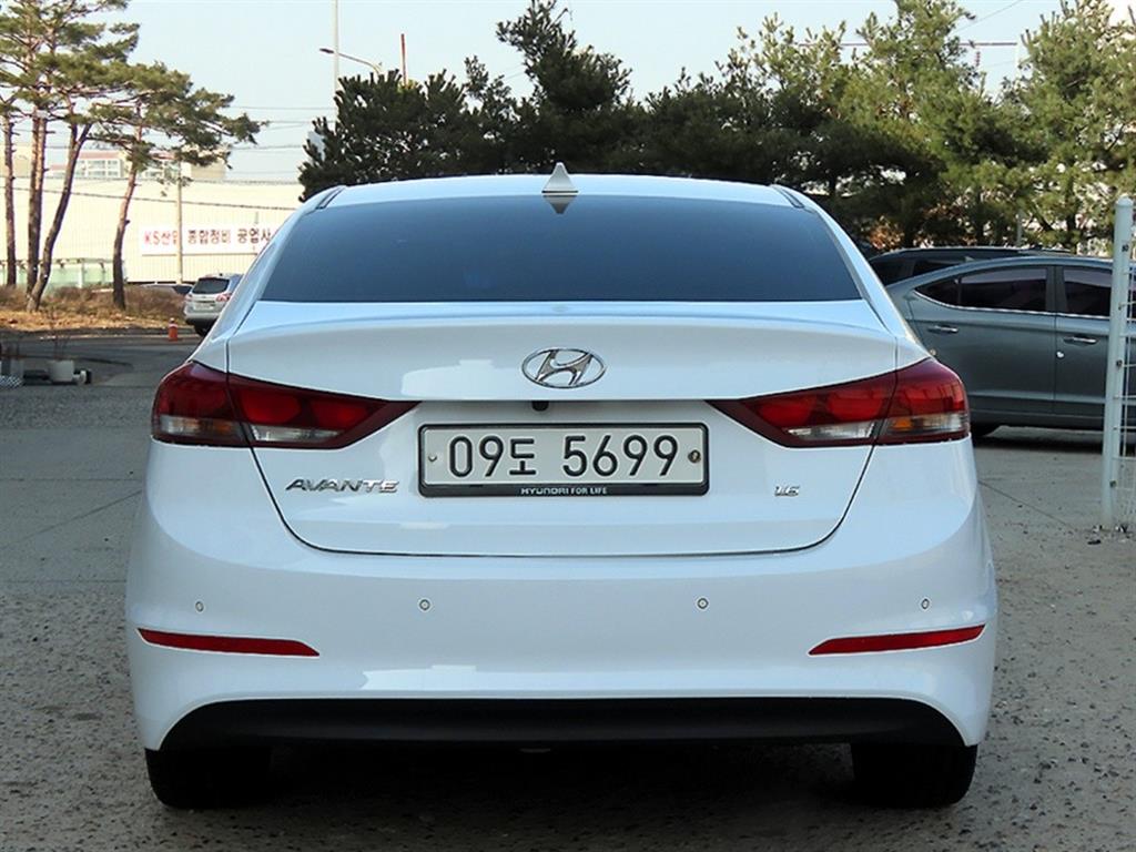 HYUNDAI Avante - Vista 4