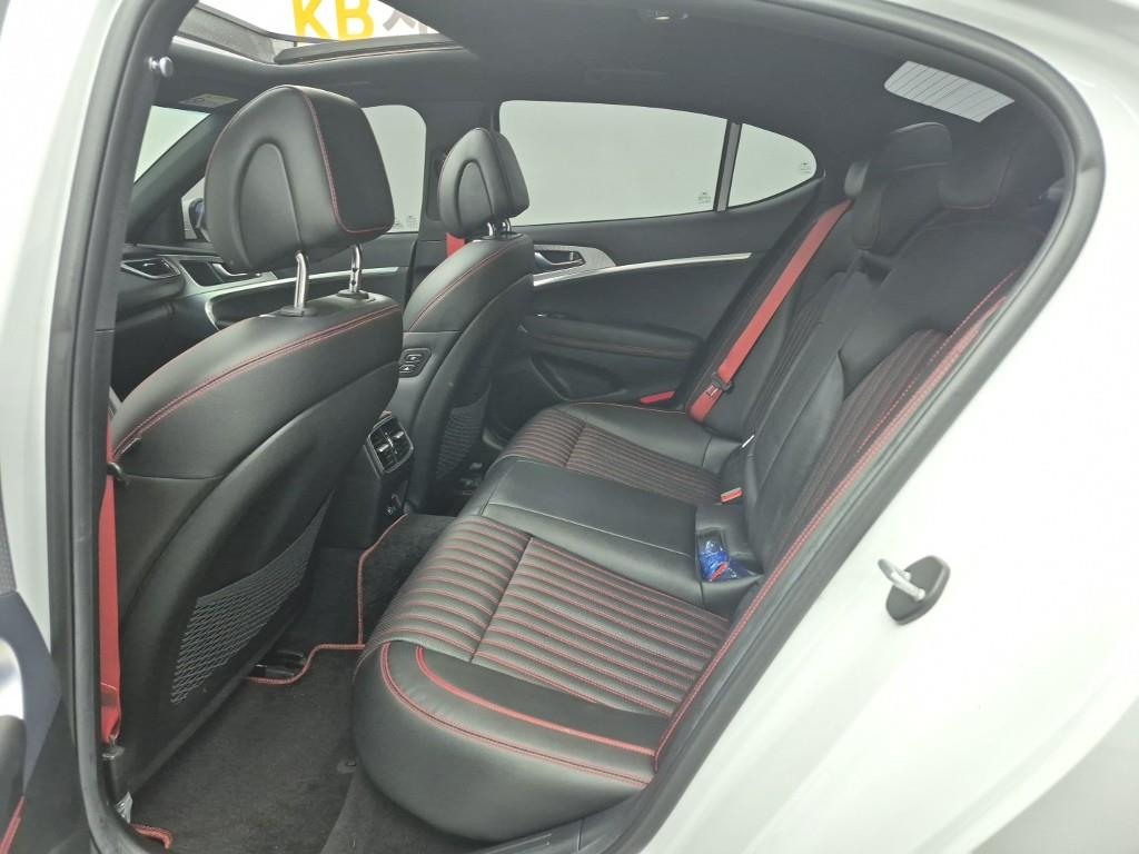 Genesis G70 - Vista 12