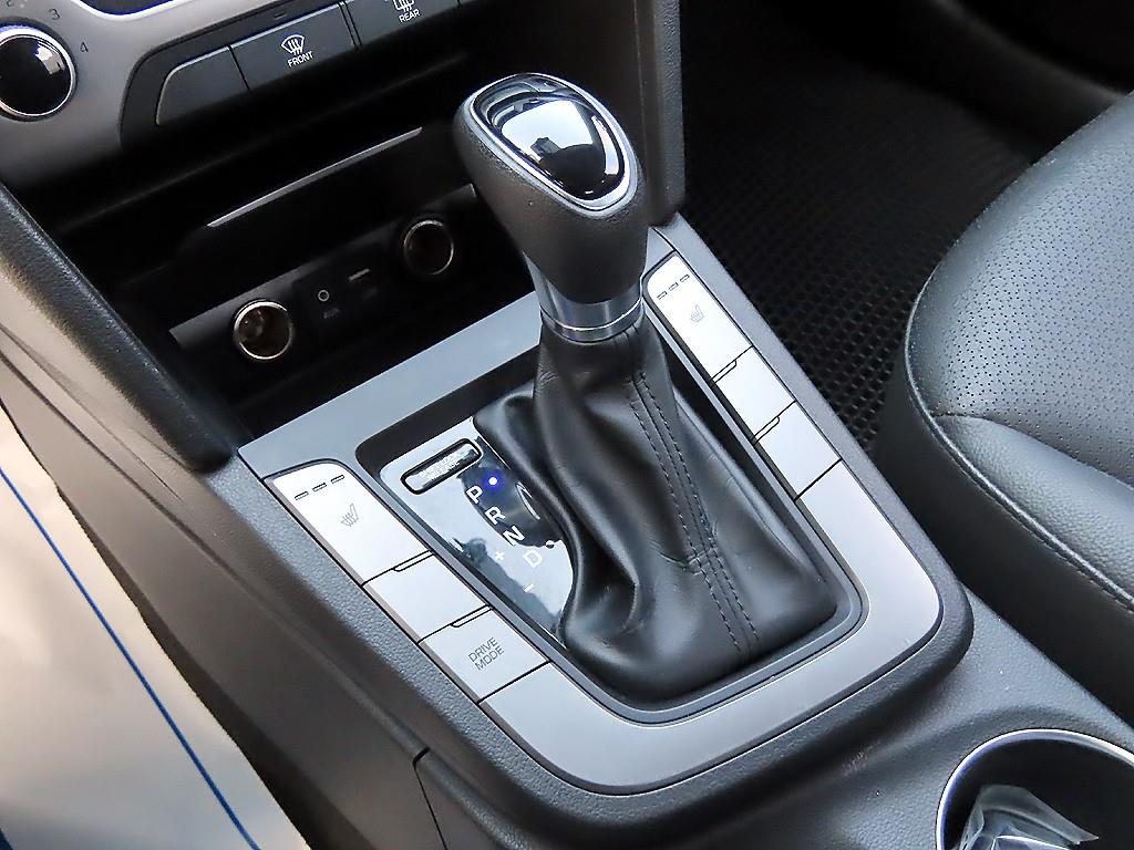 HYUNDAI Avante - Vista 10