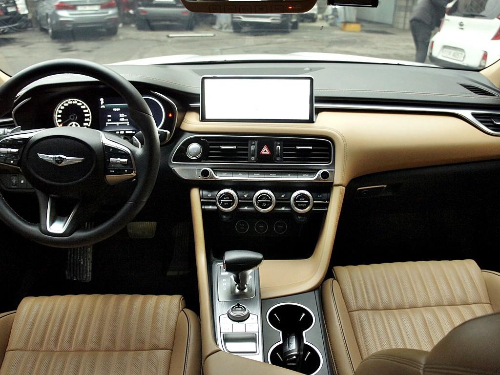 Genesis G70 - Vista 12