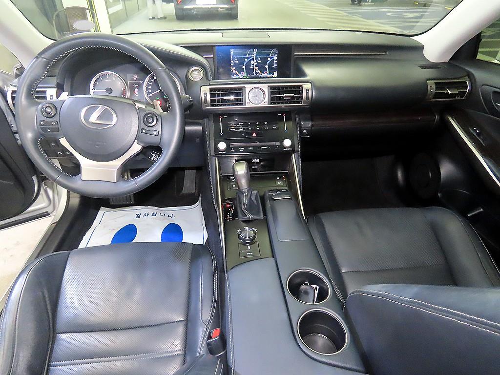 Lexus IS - Vista 10