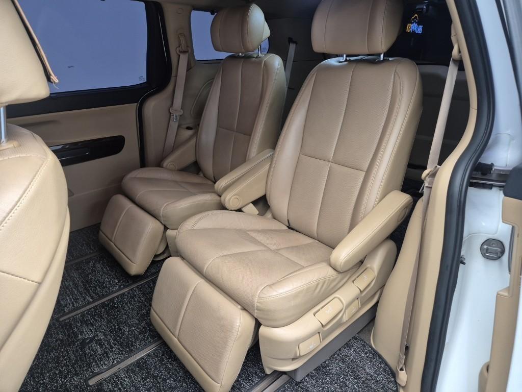 KIA Carnival - Vista 12