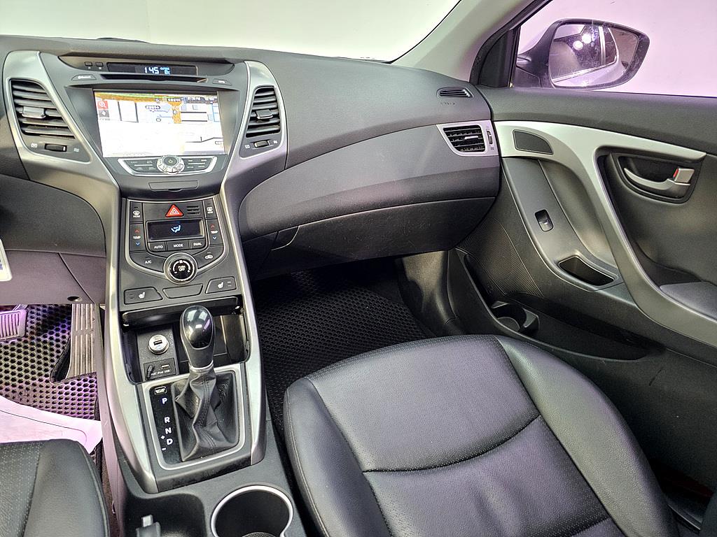 HYUNDAI Avante - Vista 10