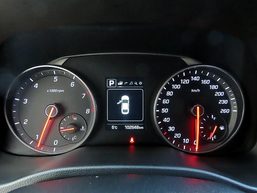 HYUNDAI Avante - Vista 9