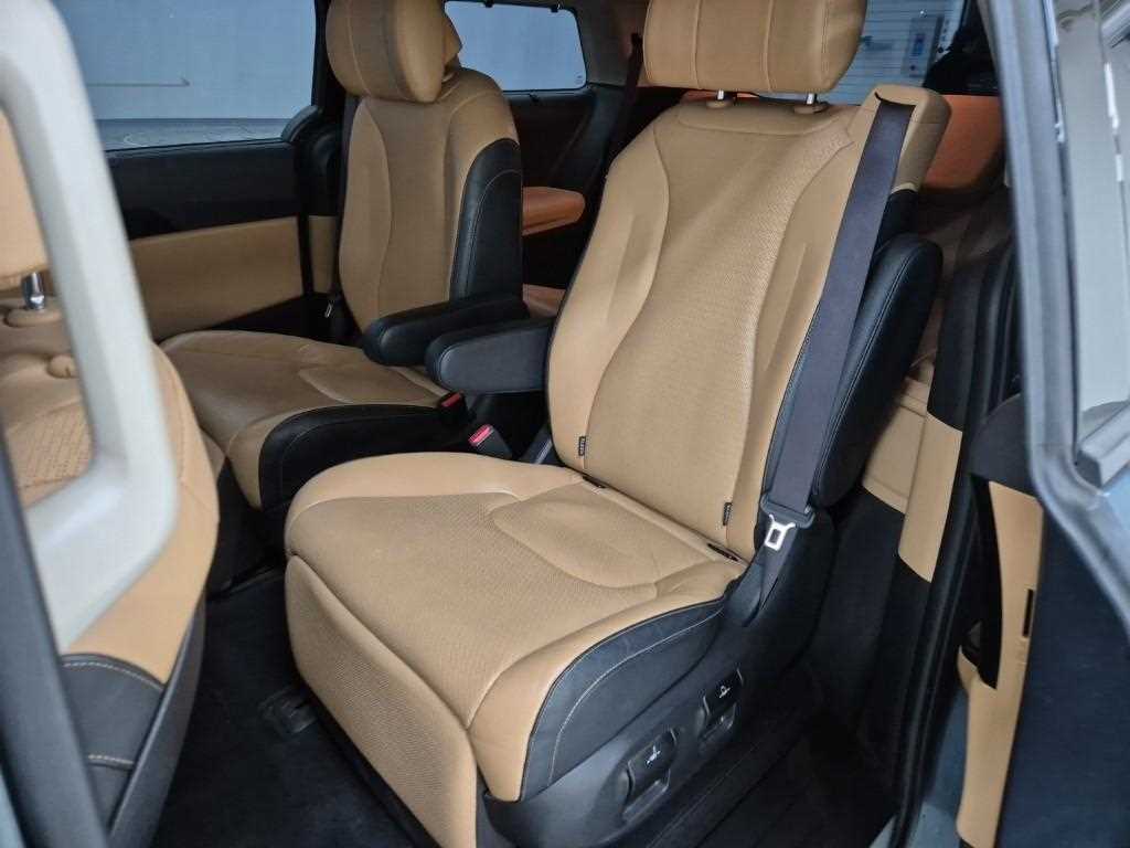 KIA Carnival - Vista 12