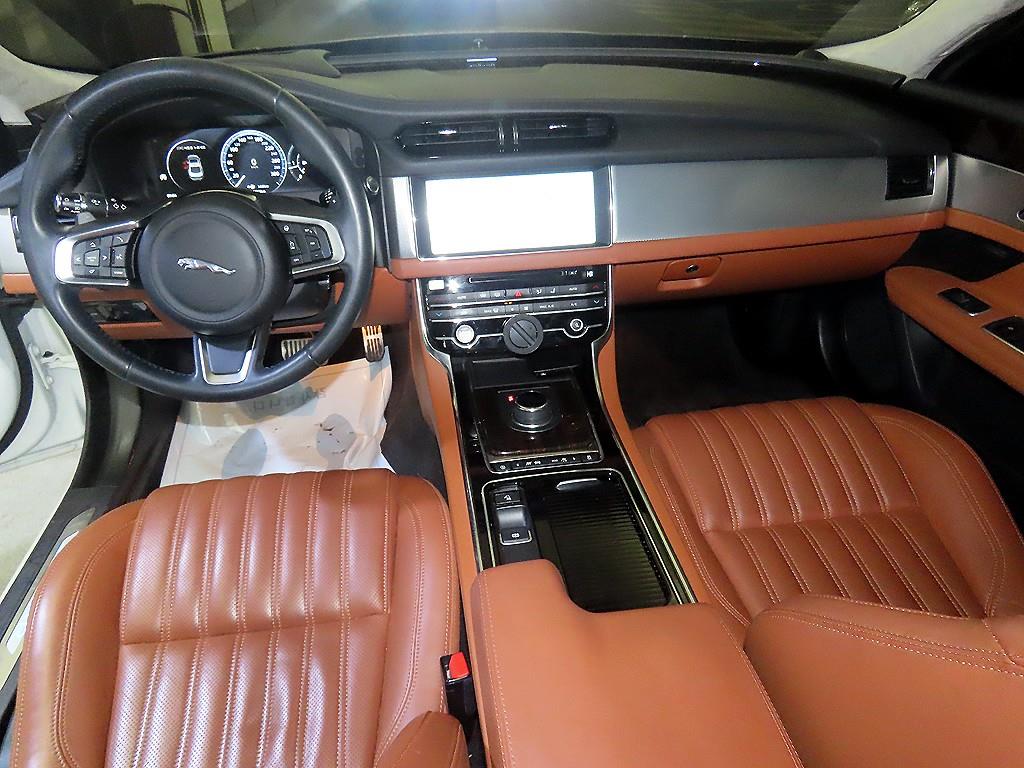 Jaguar XF - Vista 10