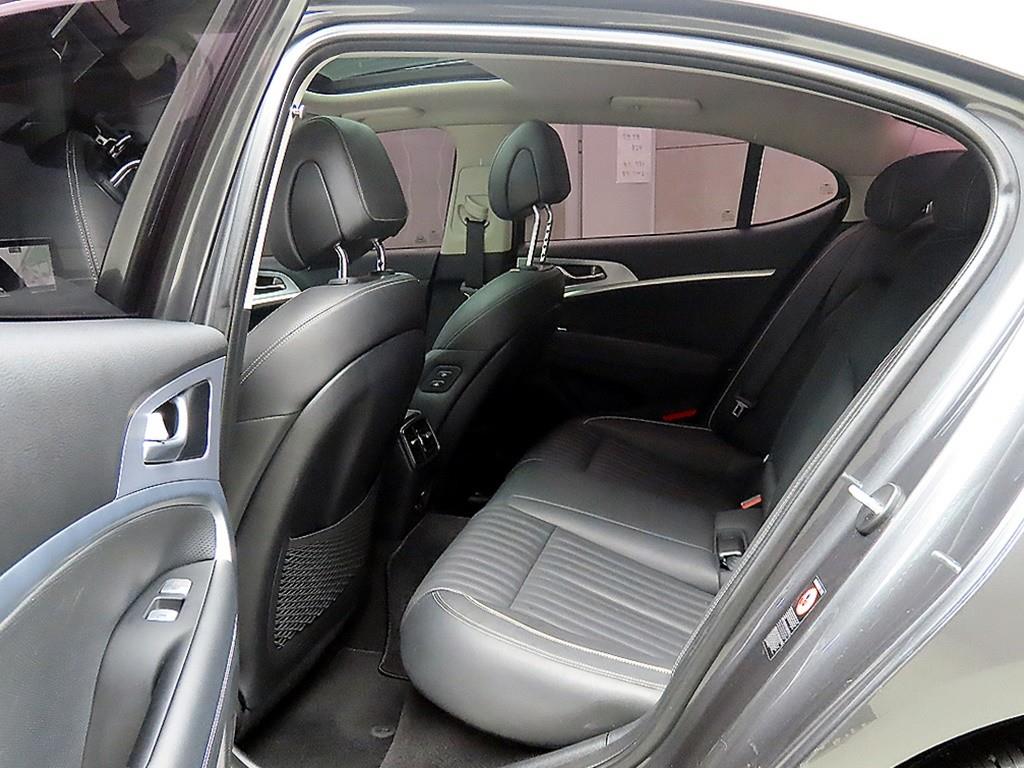 Genesis G70 - Vista 6