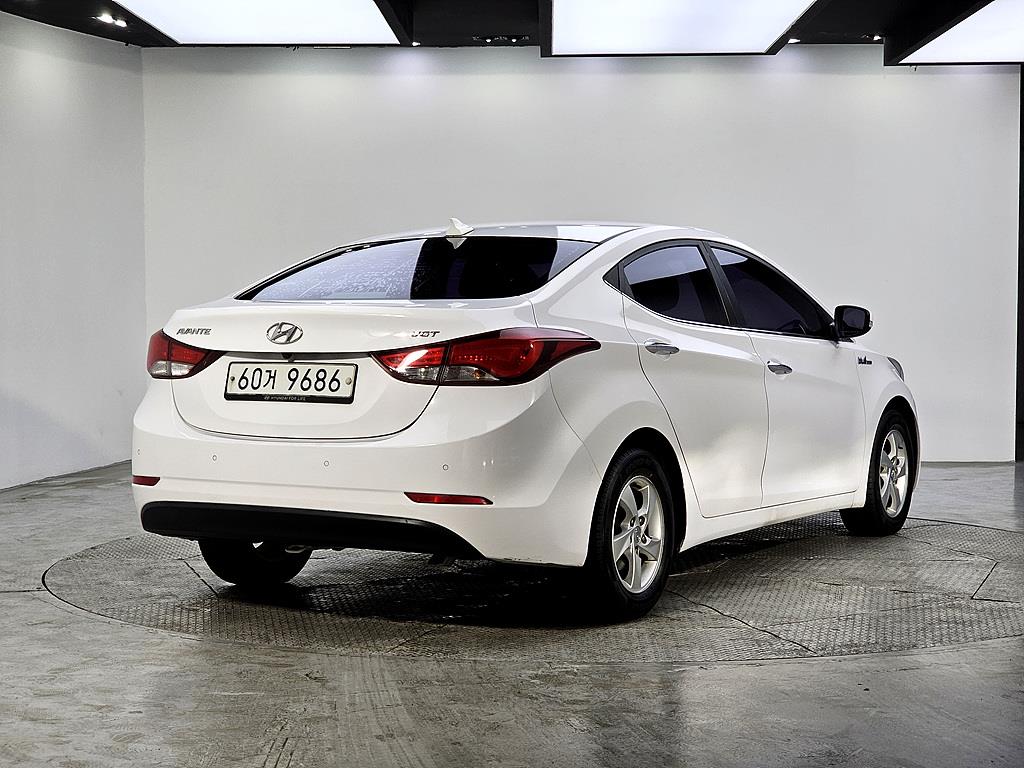 HYUNDAI Avante - Vista 4