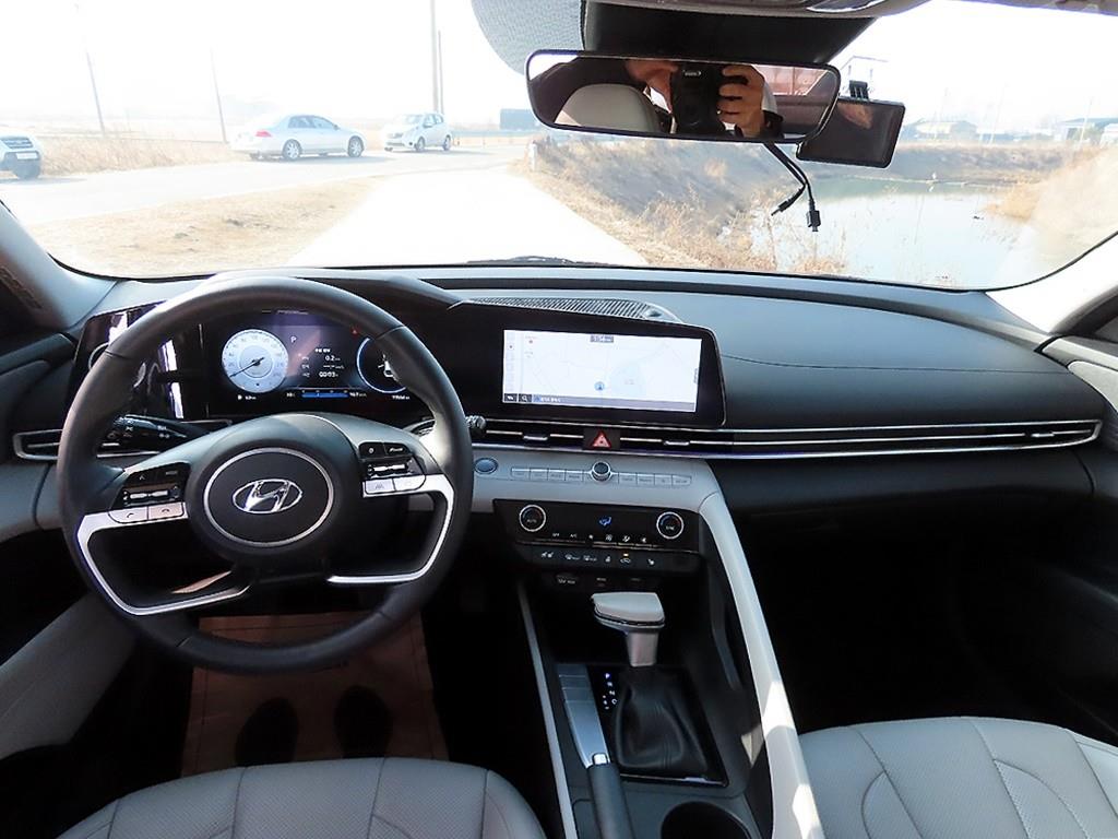 HYUNDAI Avante - Vista 9