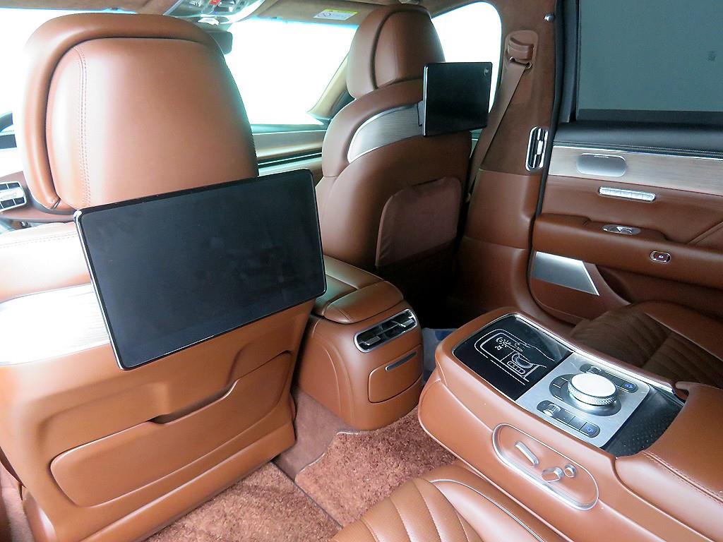 Genesis G90 - Vista 8