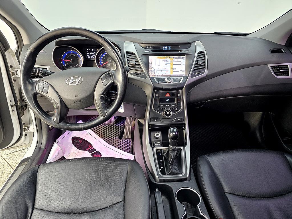 HYUNDAI Avante - Vista 5