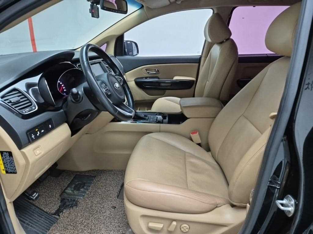 KIA Carnival - Vista 11