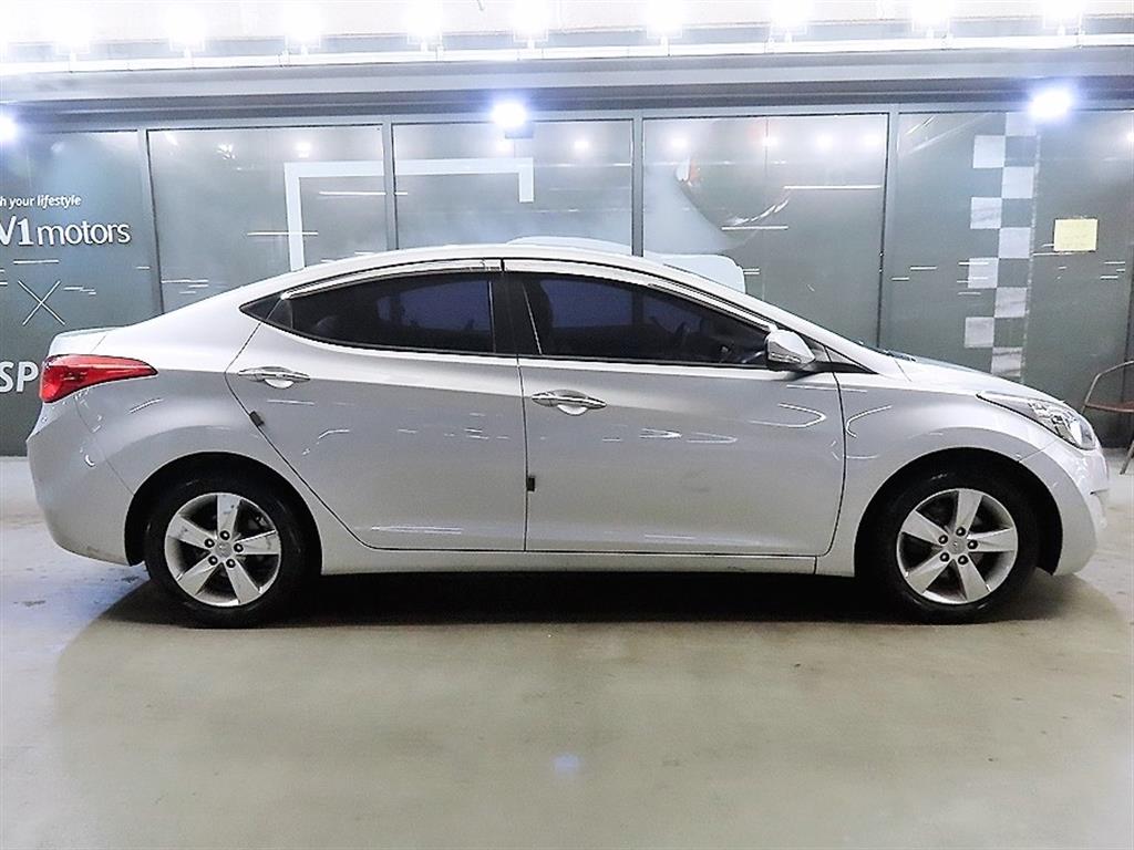 HYUNDAI Avante - Vista 3