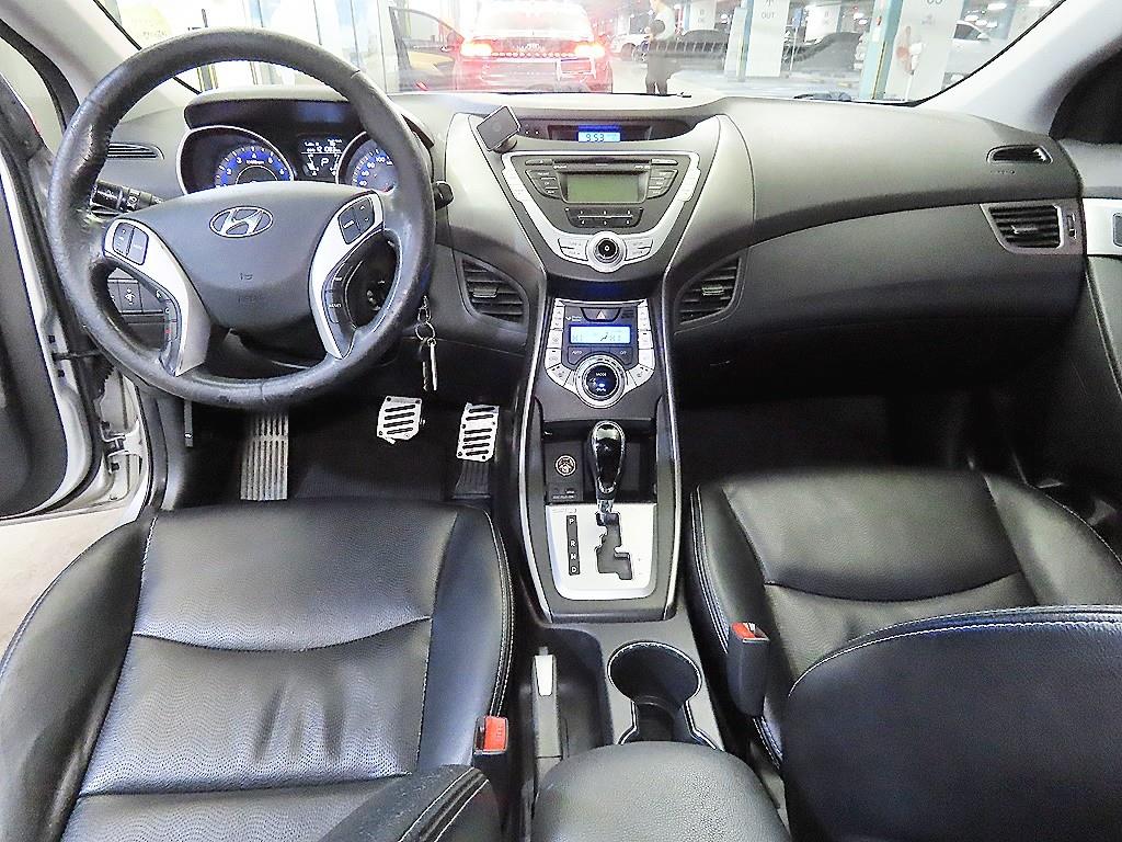 HYUNDAI Avante - Vista 10