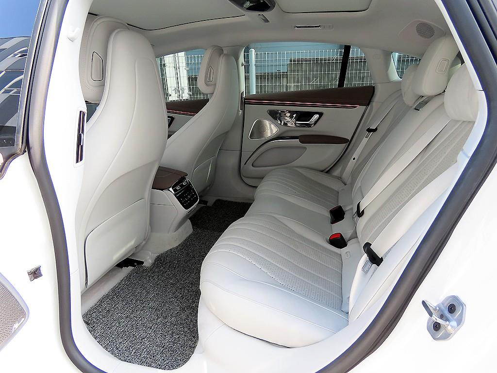 Mercedes Benz EQS - Vista 6