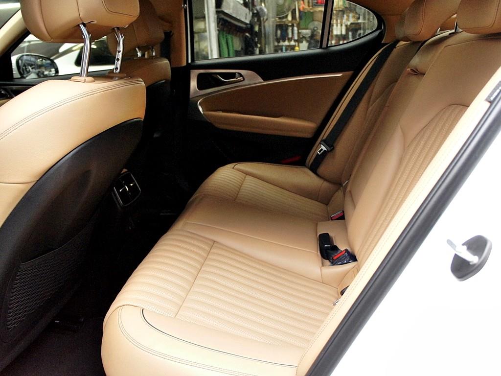 Genesis G70 - Vista 10