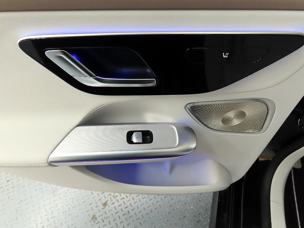 Mercedes Benz EQE - Vista 12