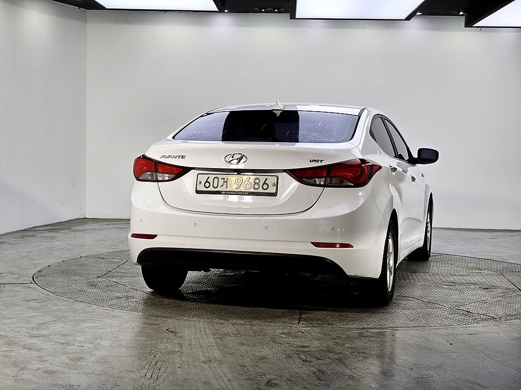 HYUNDAI Avante - Vista 3