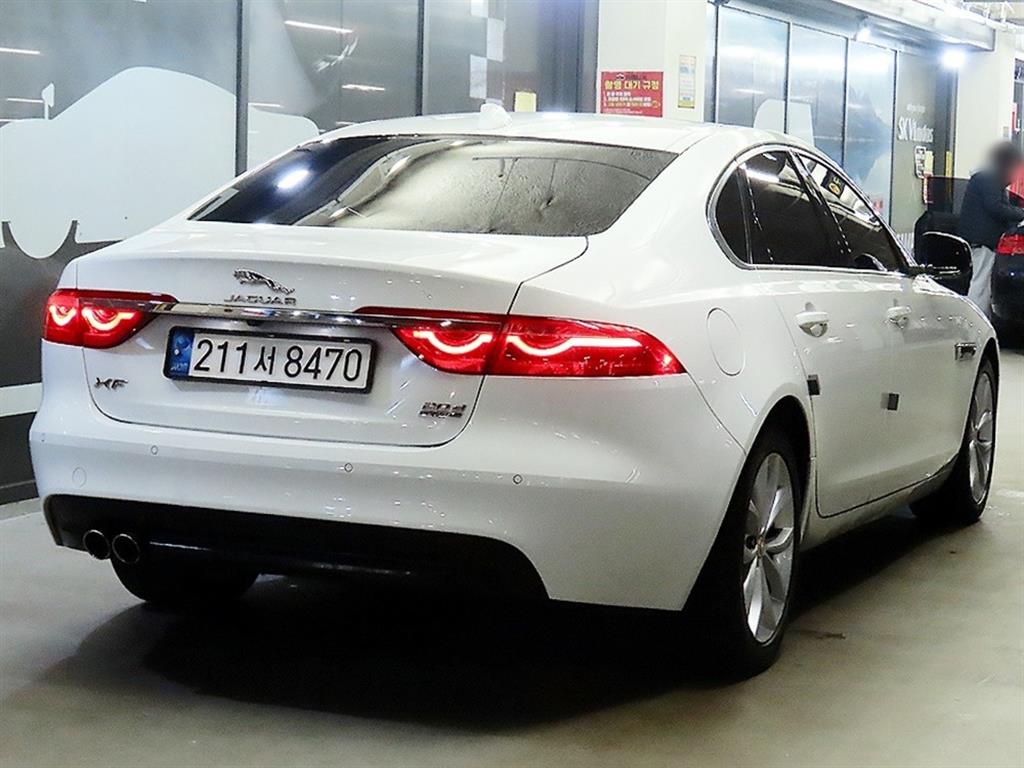 Jaguar XF - Vista 4