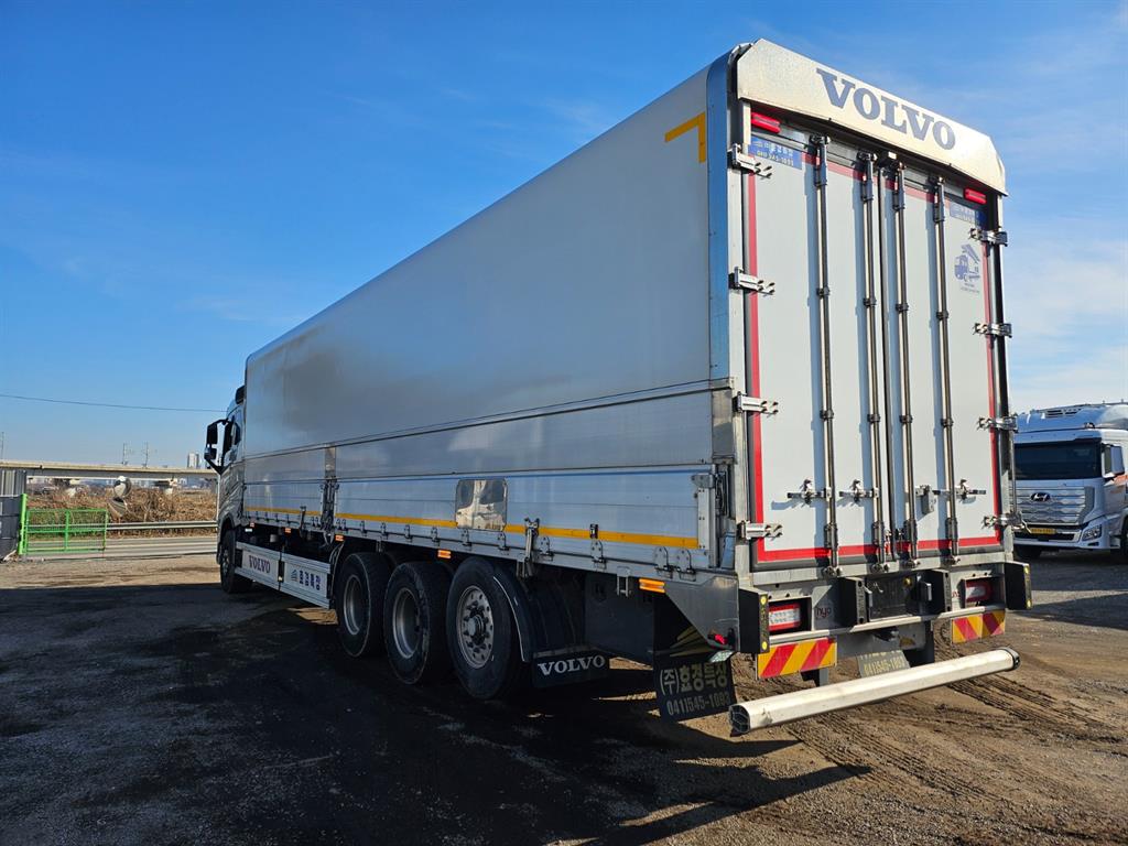 medium and large cargo truck - Vista 6