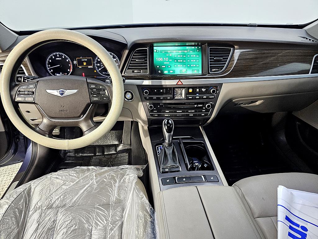 HYUNDAI Genesis - Vista 5