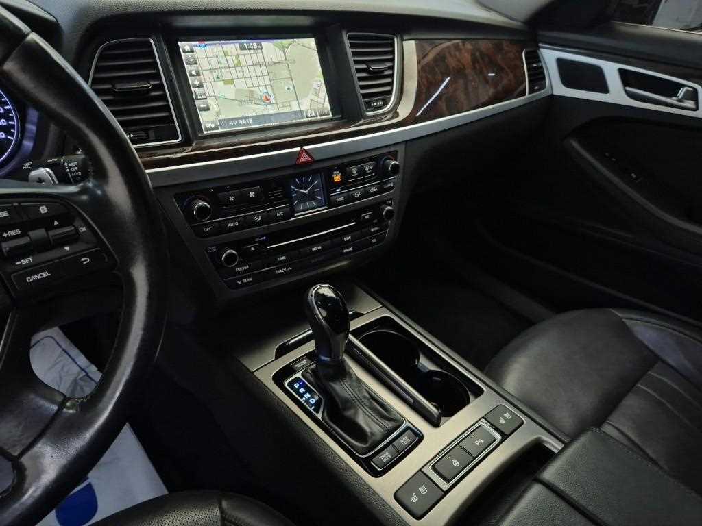 HYUNDAI Genesis - Vista 10