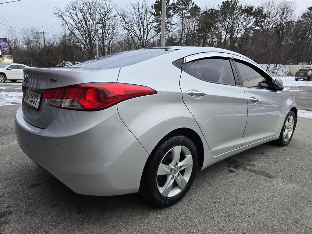 HYUNDAI Avante - Vista 5