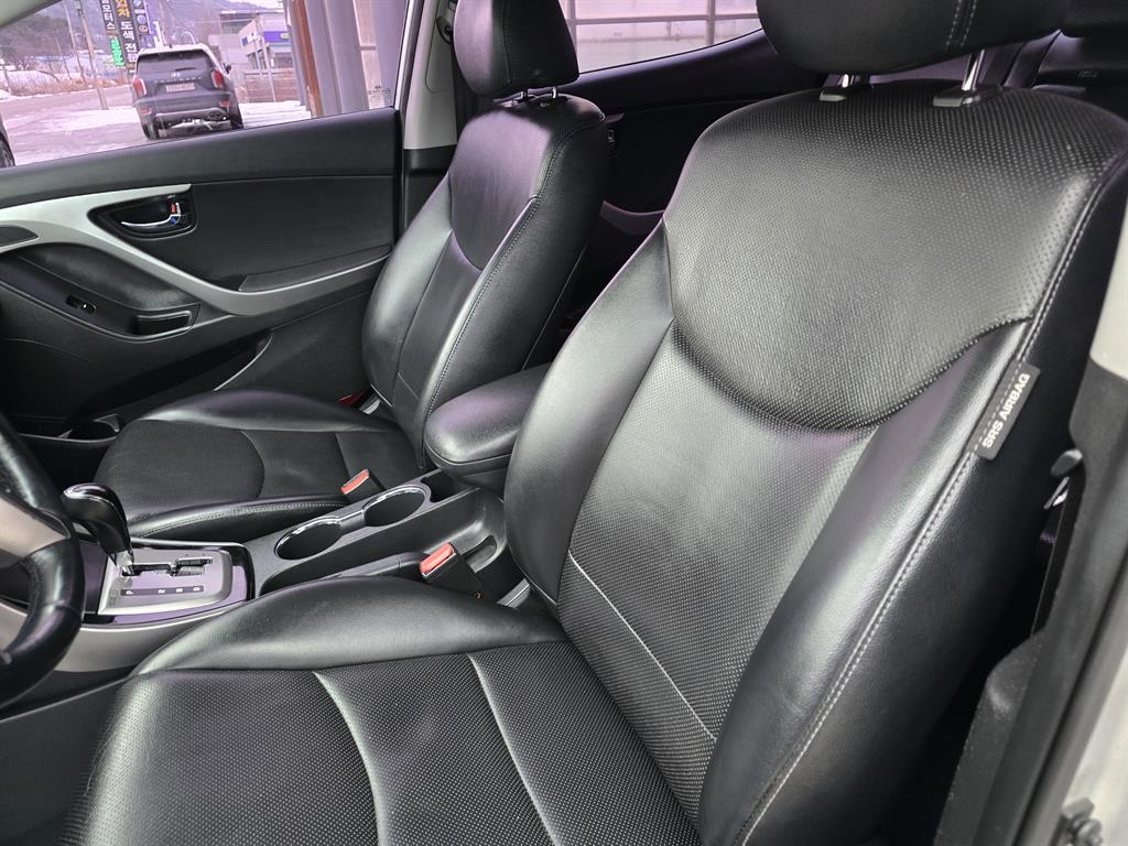 HYUNDAI Avante - Vista 10