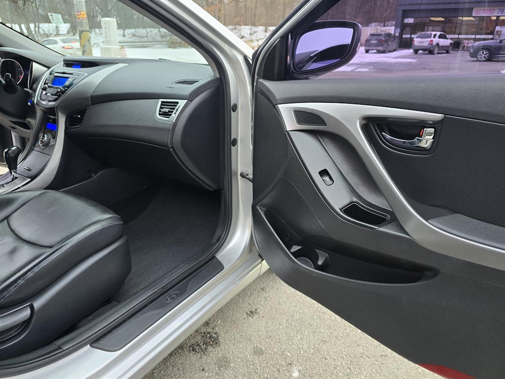 HYUNDAI Avante - Vista 12