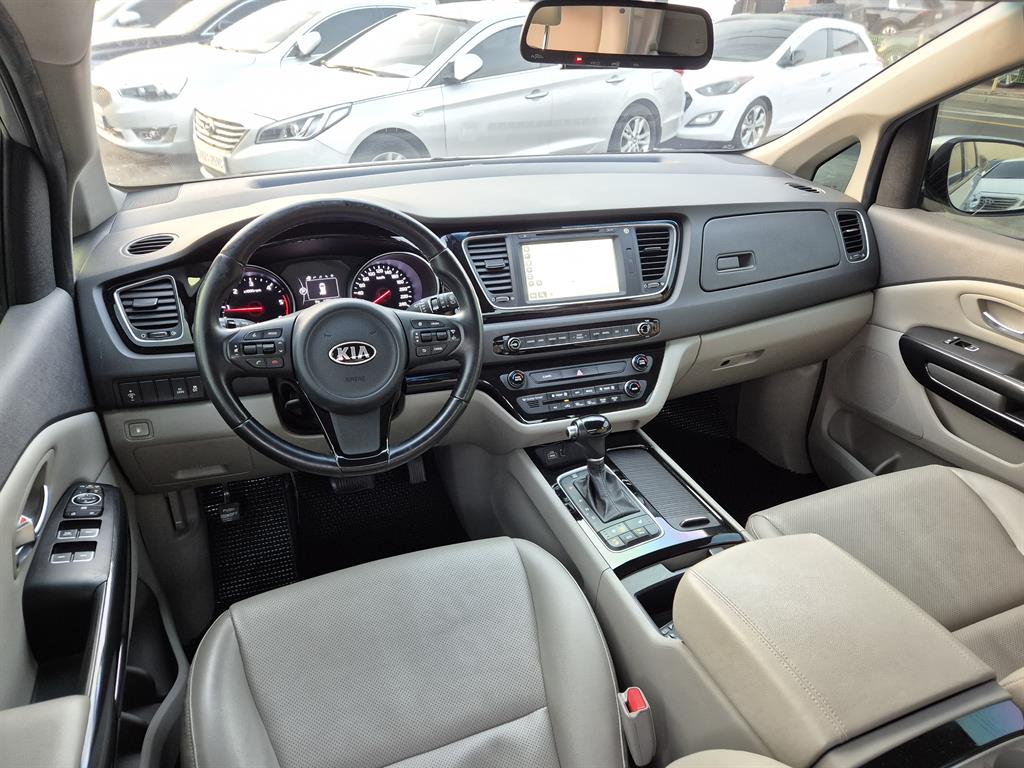 KIA Carnival - Vista 5