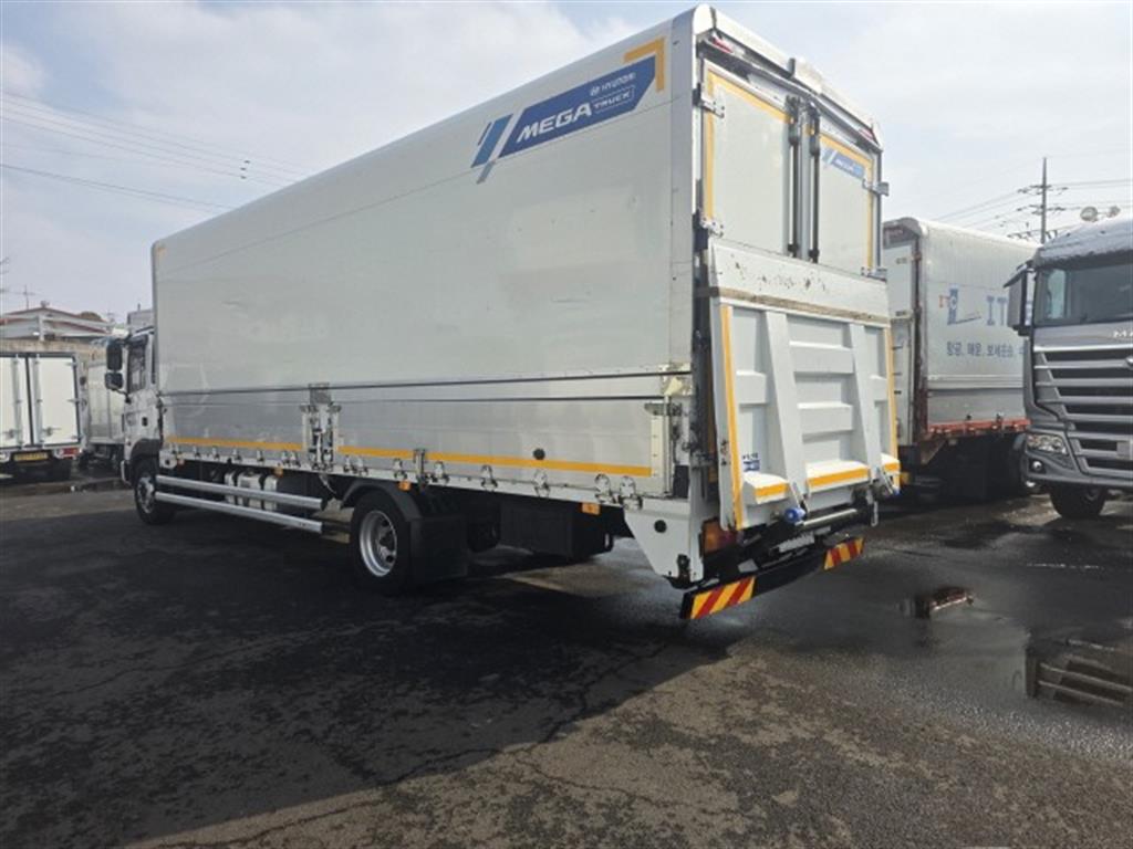 medium and large cargo truck - Vista 6