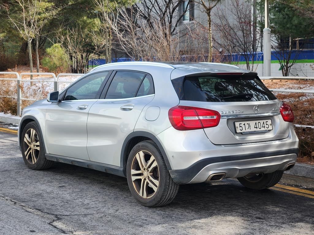 Mercedes Benz GLA Class - Vista 3
