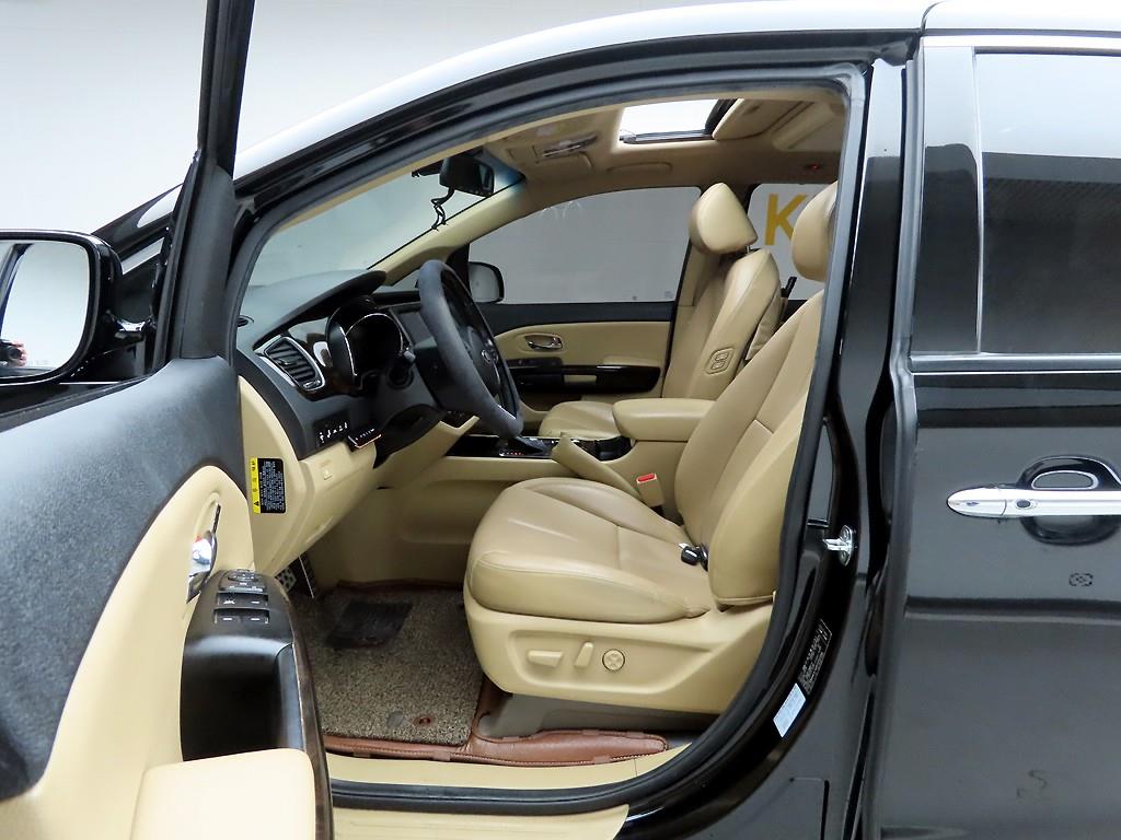KIA Carnival - Vista 12