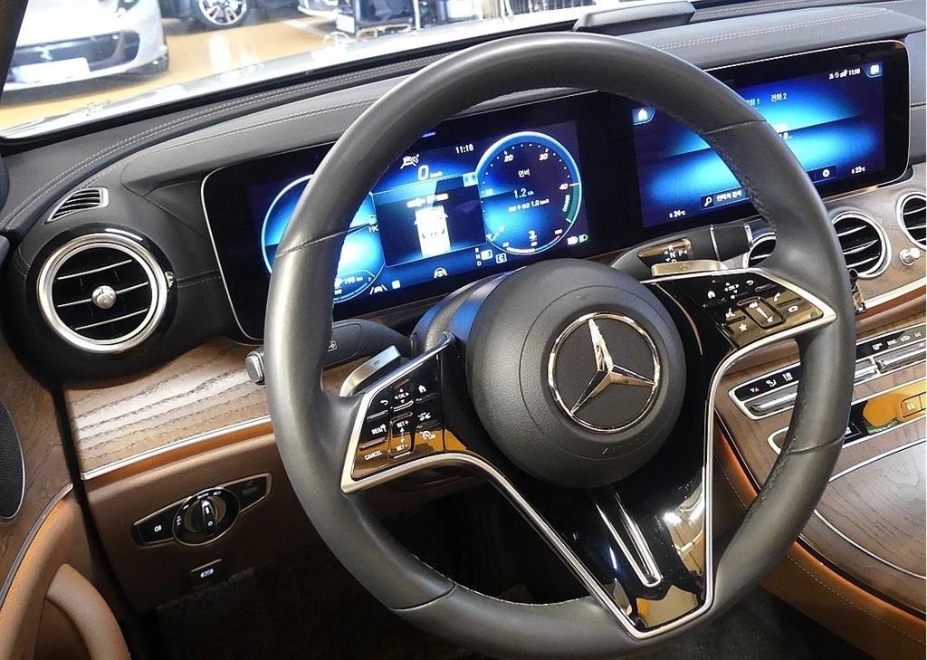 Mercedes Benz E class - Vista 12