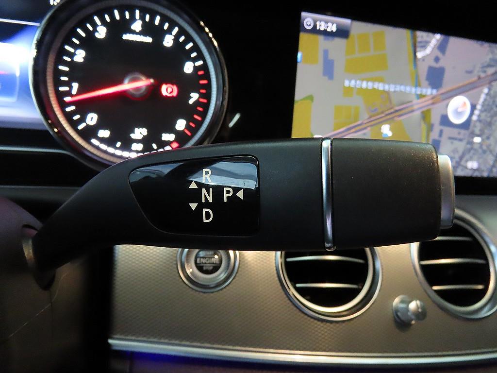 Mercedes Benz E class - Vista 12