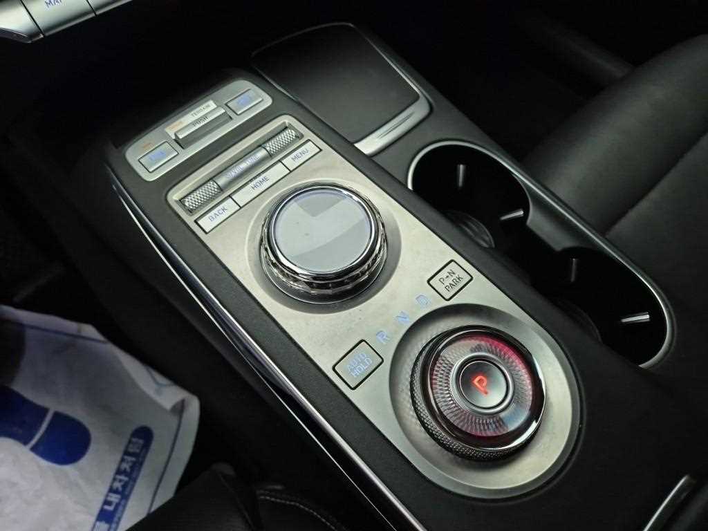 Genesis GV70 - Vista 8