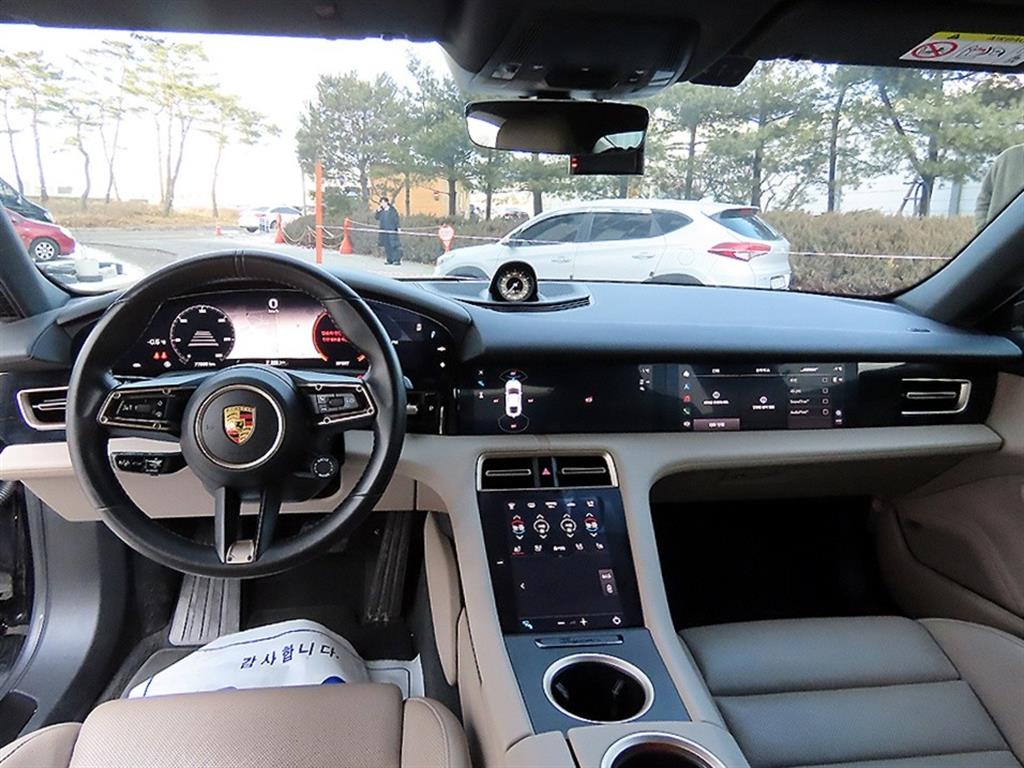 Porsche Taycan - Vista 7