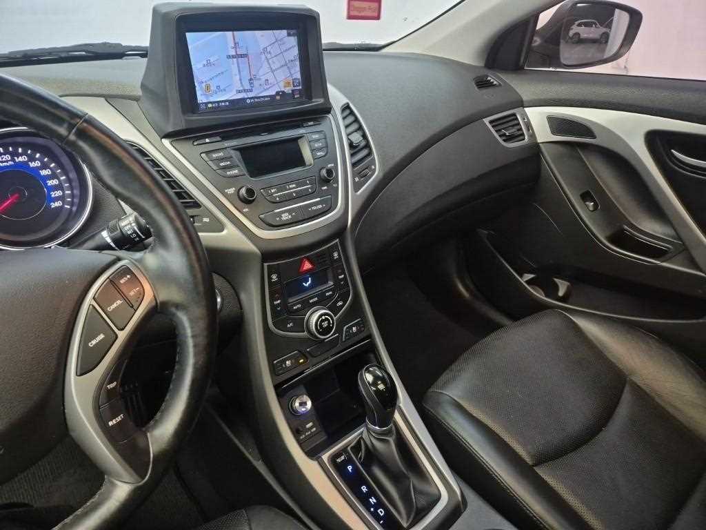 HYUNDAI Avante - Vista 10