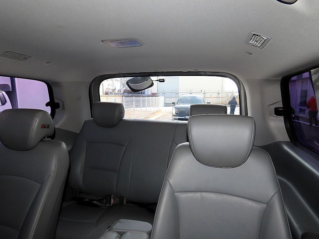 HYUNDAI Starex - Vista 7